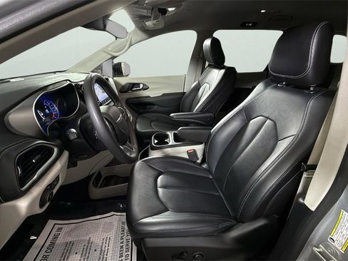Used 2024 Chrysler Pacifica Select image 17