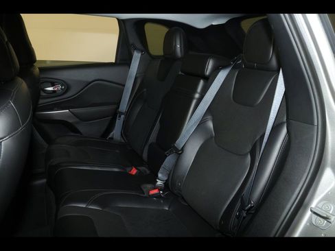 Used 2019 Jeep Cherokee Limited image 29