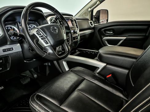 Used 2019 Nissan Titan PRO-4X w/ Pro-4x Convenience Package AWD/4WD image 11