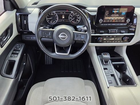 Used 2024 Nissan Pathfinder SV FWD image 11