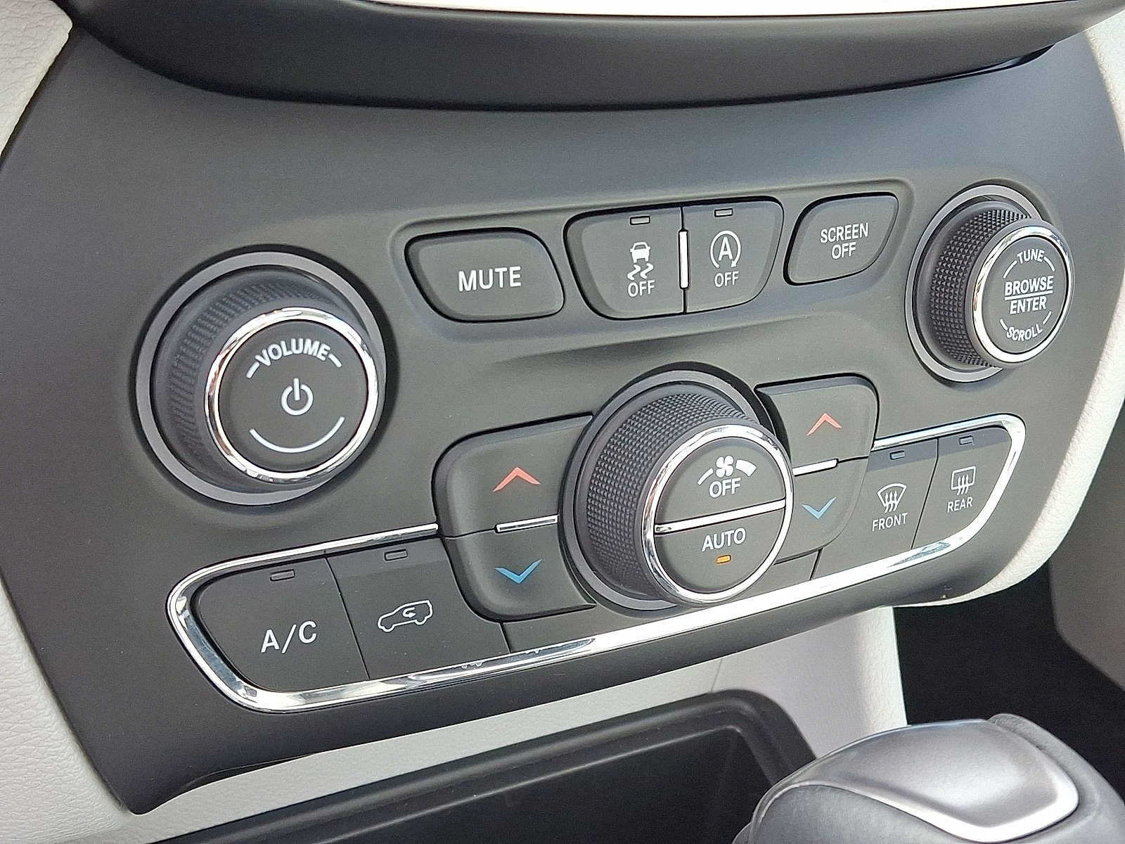 Used 2021 Jeep Cherokee Limited AWD/4WD image 25