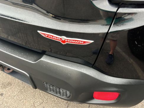 Used 2017 Jeep Renegade Trailhawk w/ Premium Trailhawk Package image 8