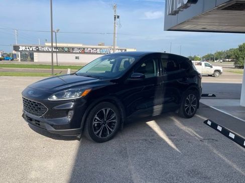 Used 2021 Ford Escape SE w/ SE Sport Appearance Package FWD image 3