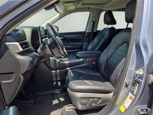 Used 2020 Toyota Highlander XLE AWD/4WD image 14