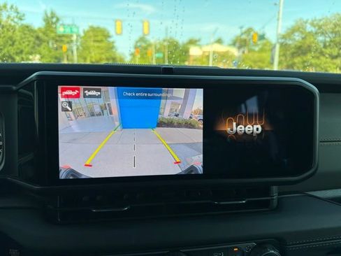 Used 2025 Jeep Gladiator Mojave AWD/4WD image 17
