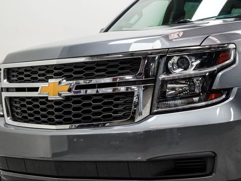 Used 2019 Chevrolet Suburban LT RWD image 2