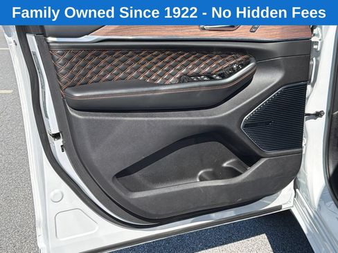 Used 2022 Jeep Grand Cherokee Summit w/ Luxury Tech Group V AWD/4WD image 10