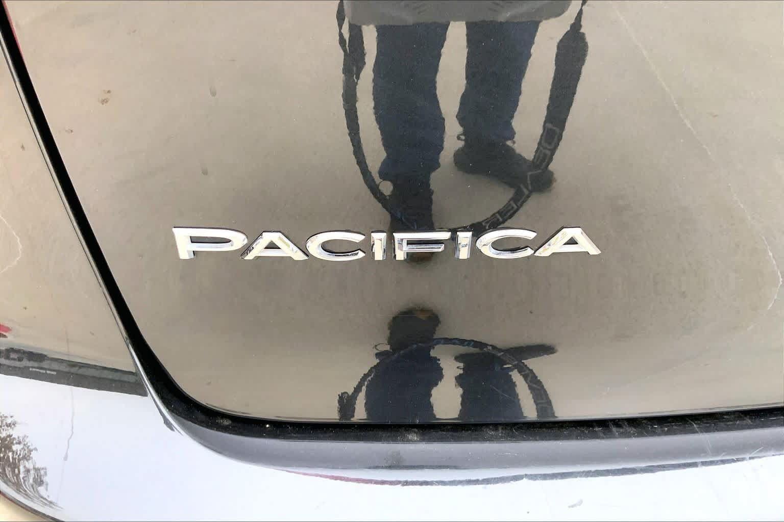 Used 2023 Chrysler Pacifica Touring-L FWD image 10