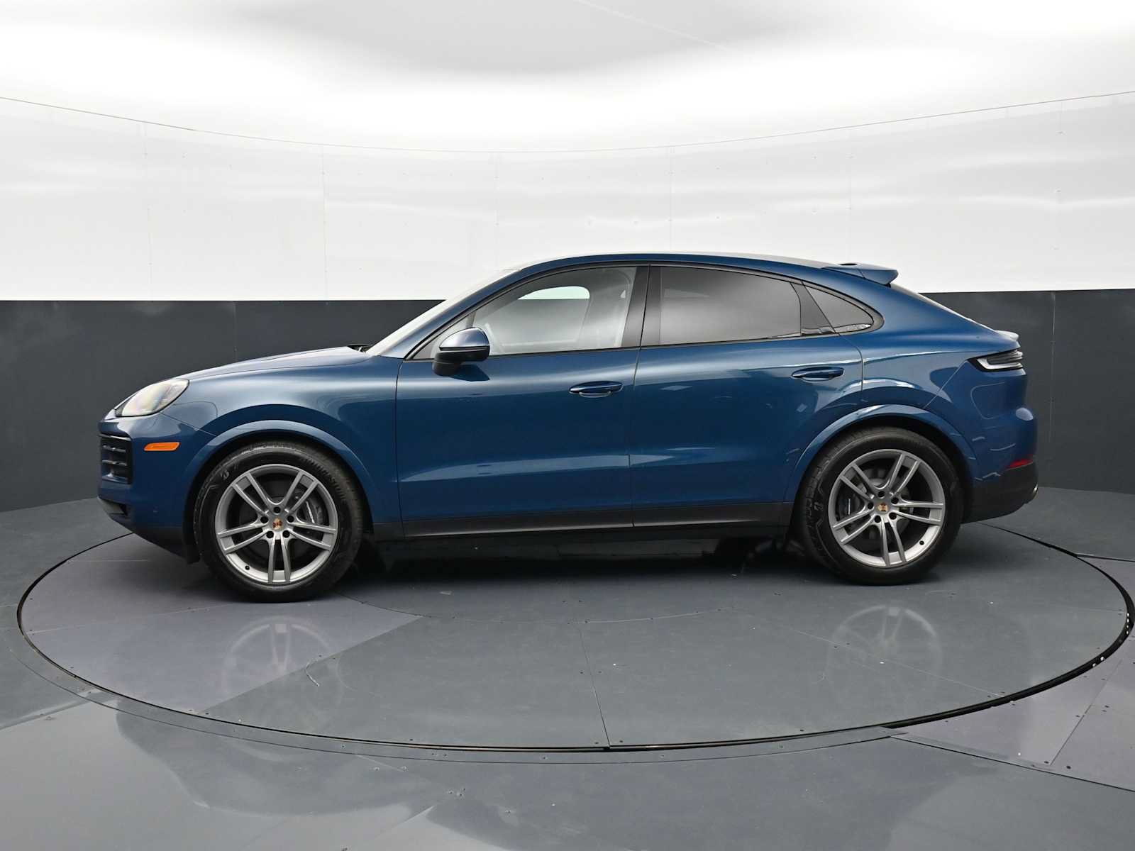 Certified 2025 Porsche Cayenne Coupe AWD/4WD image 2