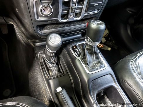 Used 2018 Jeep Wrangler Unlimited Sahara AWD/4WD image 18