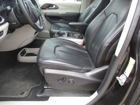 Used 2020 Chrysler Voyager Lxi FWD image 11