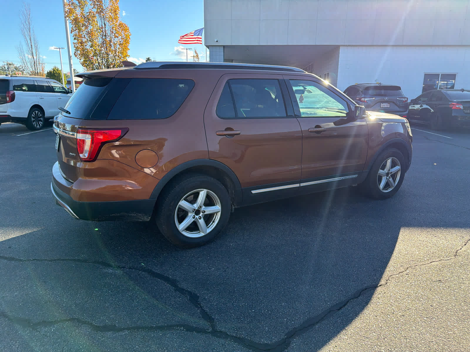 Used 2017 Ford Explorer XLT w/ Equipment Group 201A AWD/4WD image 8