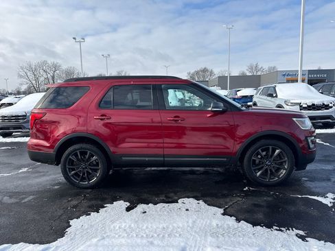 Used 2017 Ford Explorer XLT w/ XLT Technology Feature Bundle image 6