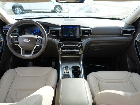 Used 2023 Ford Explorer Platinum w/ Class IV Trailer Tow Package image 30