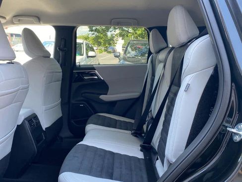 New 2025 Mitsubishi Outlander SE image 13