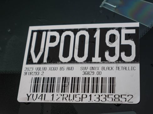 Used 2023 Volvo XC60 B5 Plus image 38