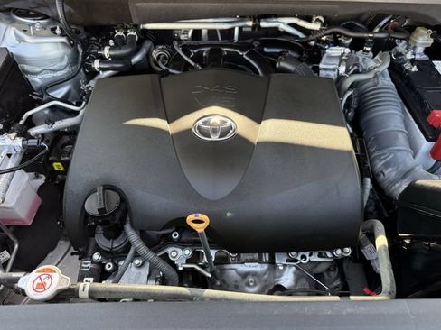 Used 2022 Toyota Highlander LE FWD image 33