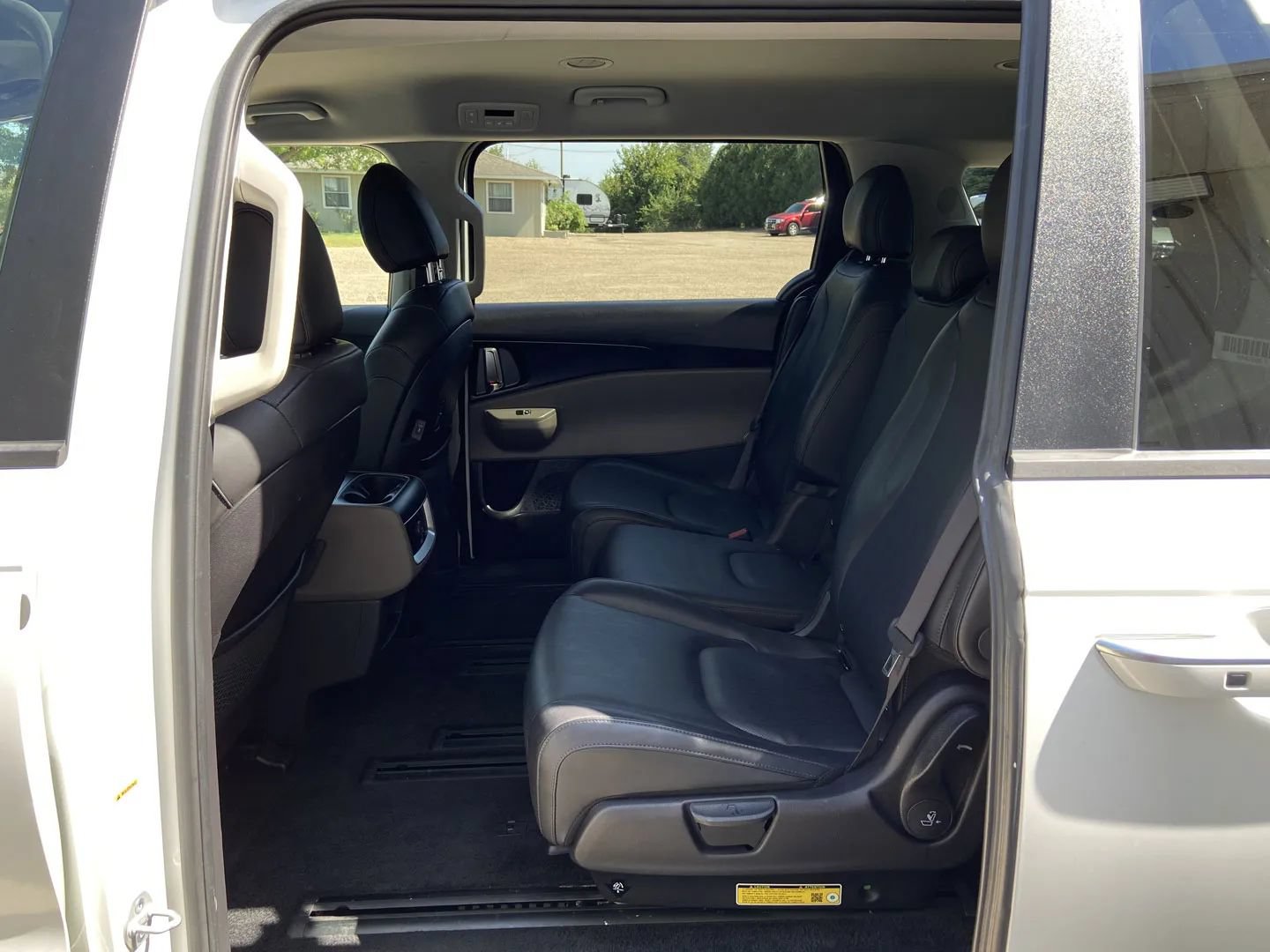 Used 2025 Kia Carnival FWD image 25
