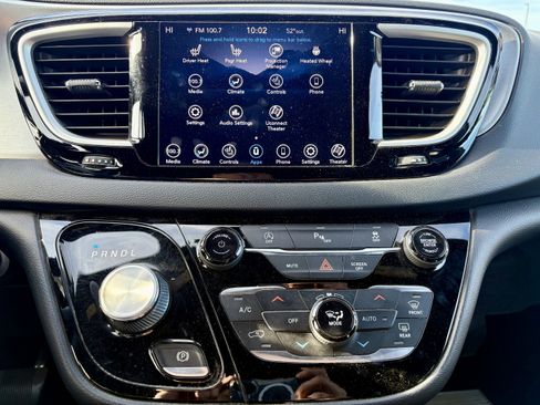 Used 2020 Chrysler Pacifica Touring-L image 19