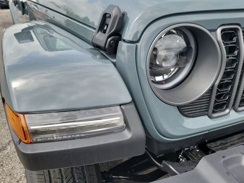New 2025 Jeep Gladiator Sport image 28