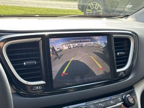 Used 2022 Chrysler Pacifica Touring-L FWD image 19