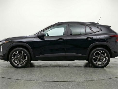 Used 2025 Chevrolet Trax LT w/ LT Convenience Package image 5