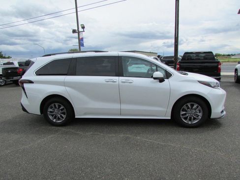 Used 2024 Toyota Sienna XLE image 6