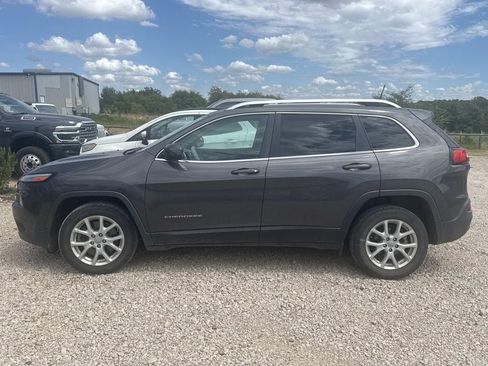 Used 2018 Jeep Cherokee Latitude Plus FWD image 3