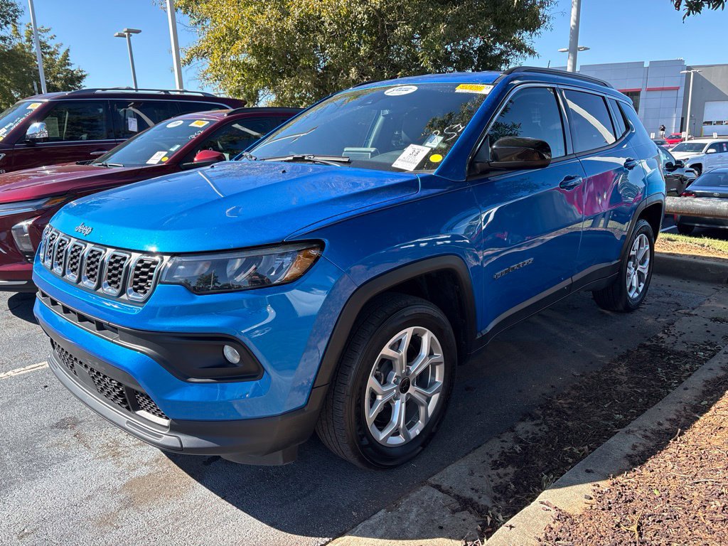 Used 2025 Jeep Compass Latitude AWD/4WD image 1