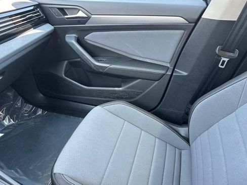 Certified 2025 Volkswagen Jetta SE w/ Sunroof Package FWD image 20