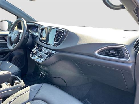 Used 2025 Chrysler Pacifica Select image 28
