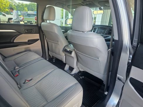 Used 2016 Toyota Highlander Plus AWD/4WD image 12