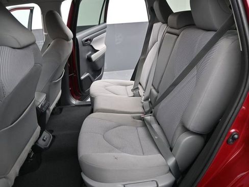 Used 2020 Toyota Highlander LE image 12