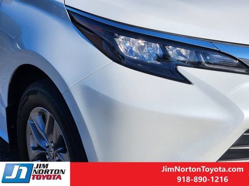 Used 2025 Toyota Sienna XLE AWD/4WD image 9