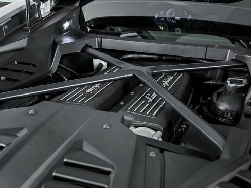 Used 2020 Lamborghini Huracan EVO image 17