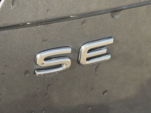 Used 2024 Volkswagen Tiguan SE AWD/4WD image 11