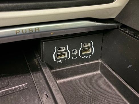 Used 2024 Chrysler Pacifica Limited image 31