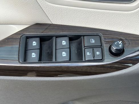 Used 2017 Toyota Sienna XLE w/ XLE Navigation Package FWD image 21