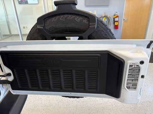 Used 2021 Jeep Wrangler Unlimited Sahara AWD/4WD image 19