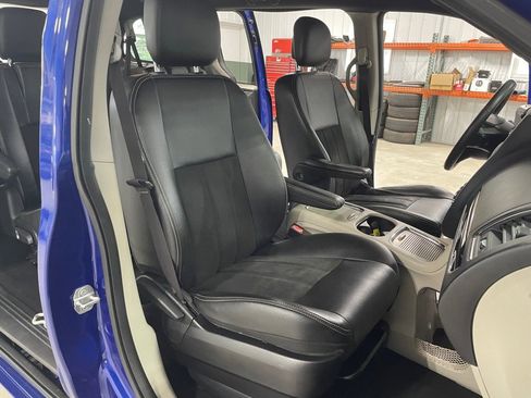 Used 2019 Dodge Grand Caravan SXT image 25