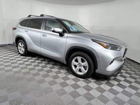 Used 2024 Toyota Highlander LE image 8