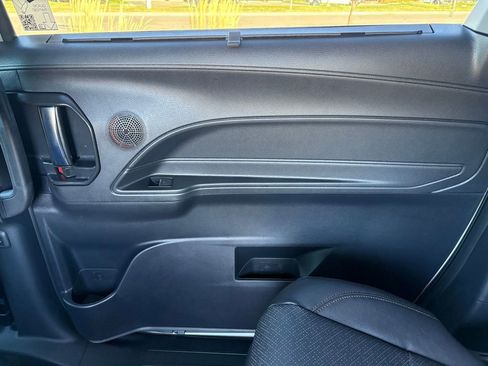 Used 2025 Toyota Sienna Platinum image 25