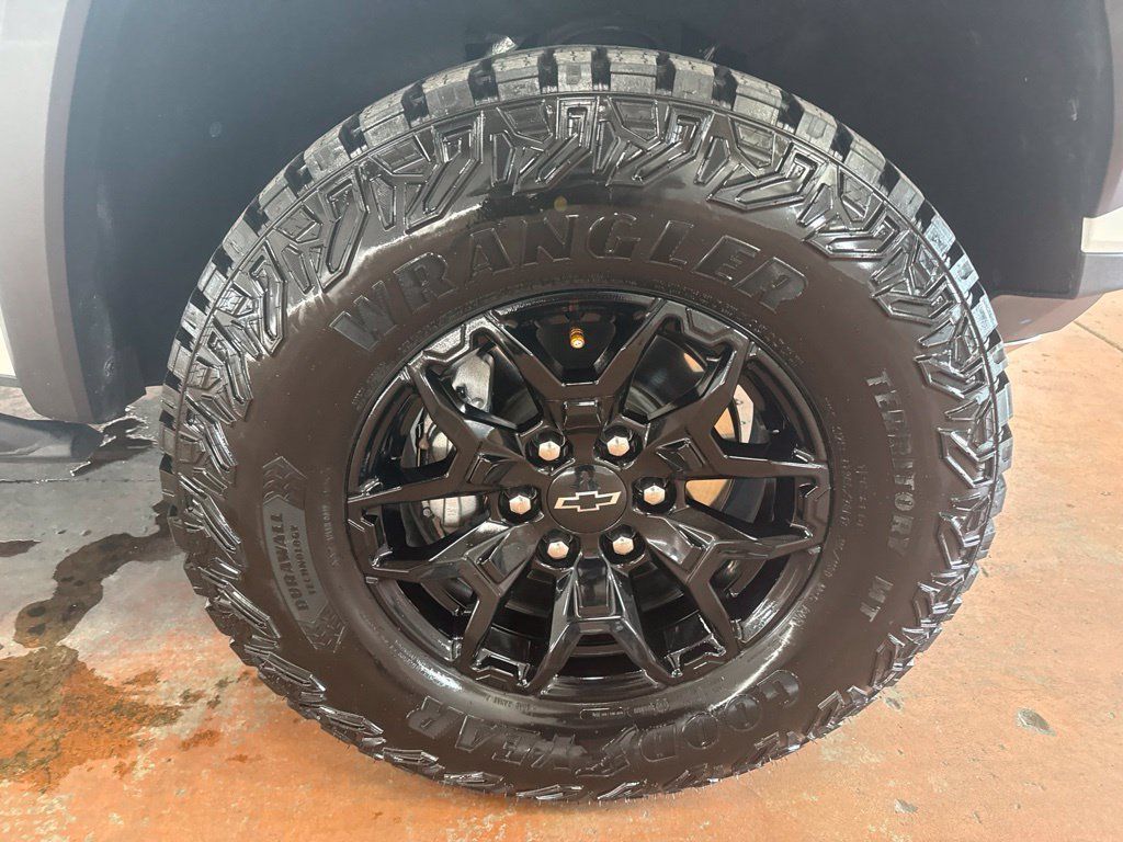 Used 2025 Chevrolet Colorado ZR2 w/ Midnight Edition AWD/4WD image 10