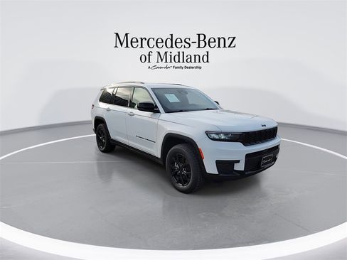 Used 2024 Jeep Grand Cherokee L Laredo image 2