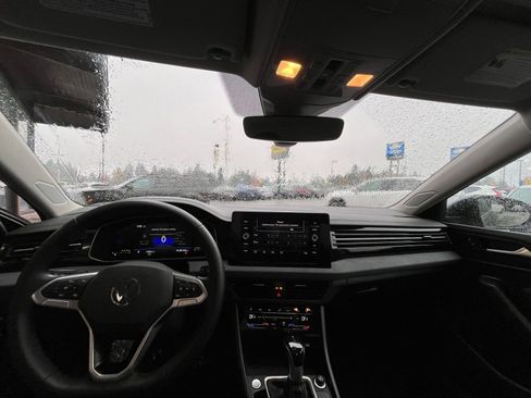 Used 2025 Volkswagen Jetta SE image 33