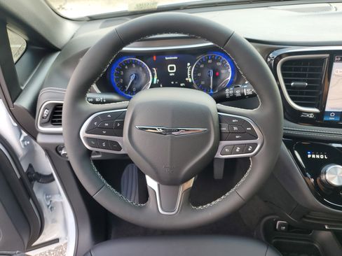New 2026 Chrysler Pacifica Select image 12