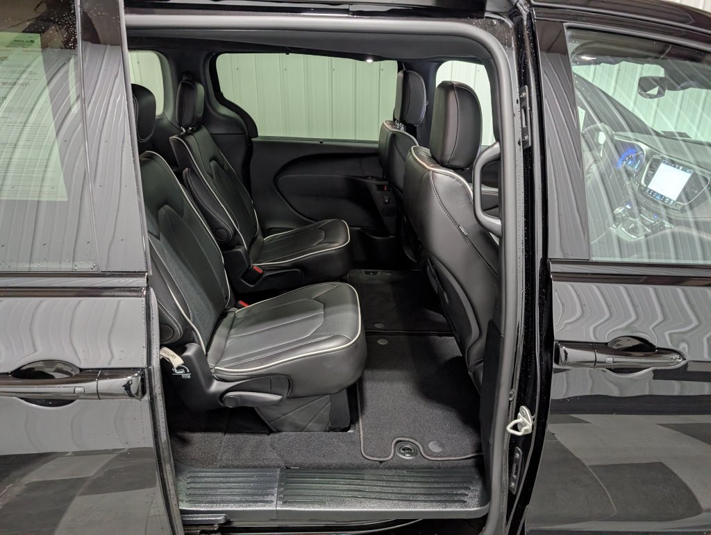 Used 2027 Chrysler Pacifica Limited FWD image 26