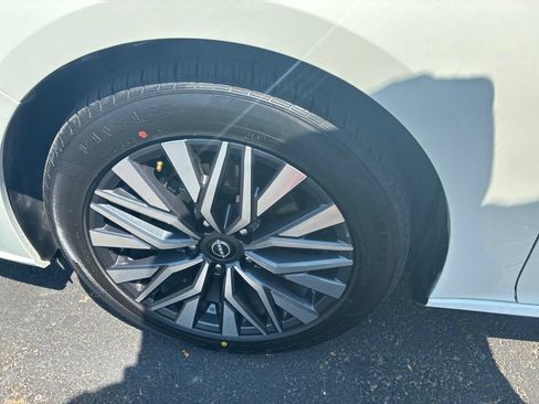 Used 2025 Nissan Altima 2.5 SV FWD image 5