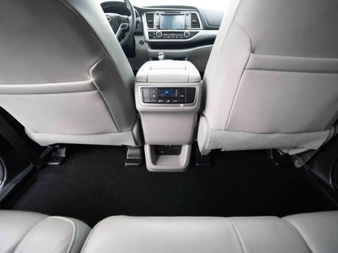 Used 2018 Toyota Highlander XLE image 22