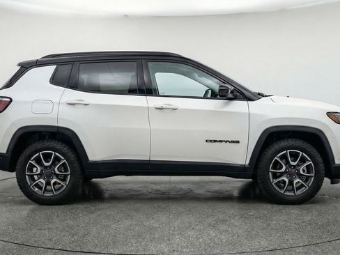 Used 2025 Jeep Compass Trailhawk image 11